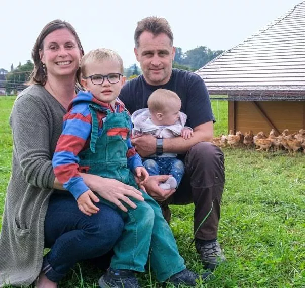 Flavia Schär und Daniel Steiner mit Livio und Elina