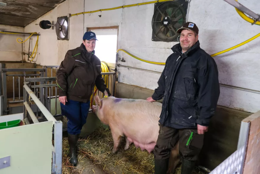 Katrin und Urs-Peter Wymann in ihrem Bio-Abferkelstall